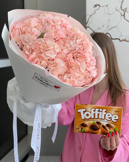 Комбо букет из 5 гортензий и Toffifee с доставкой по Астане