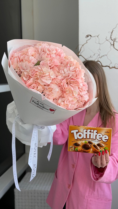 Комбо букет из 5 гортензий и Toffifee