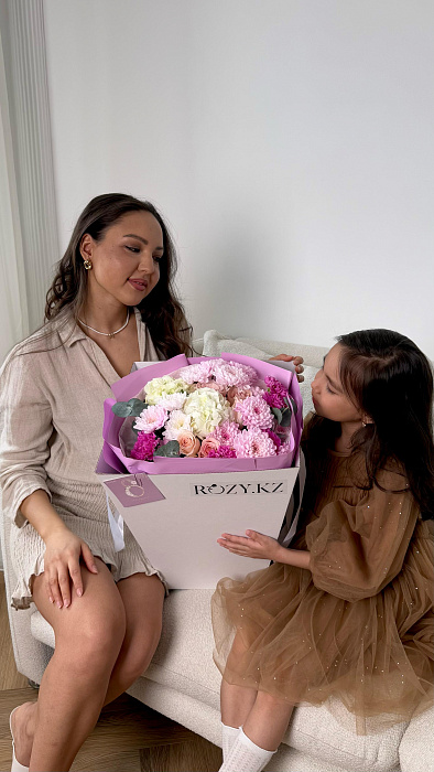 Комбо Евро букет М в переноске с открыткой - купить в Астане с доставкой