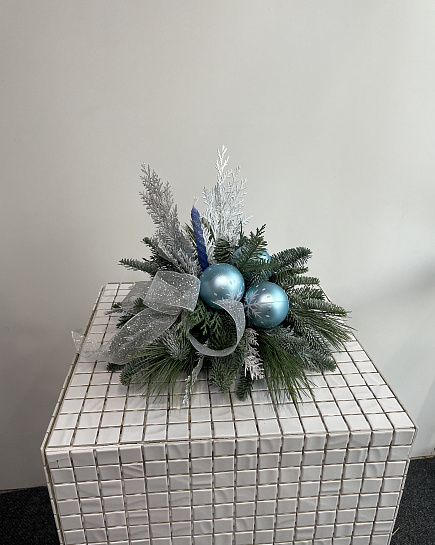 Новогодний букет с синими шарами и нобилисом с доставкой по Астане