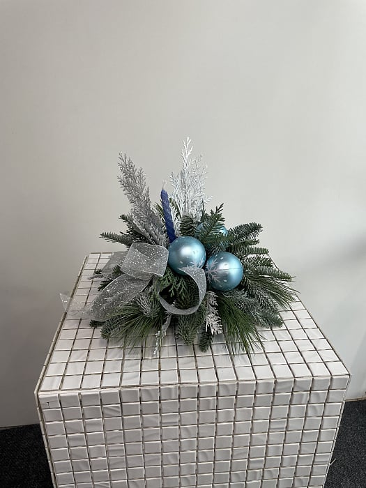 Новогодний букет с синими шарами и нобилисом - купить в Астане с доставкой