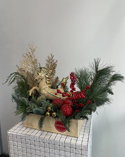 Новогодний декор с золотым оленем и ягодами с доставкой по Астане