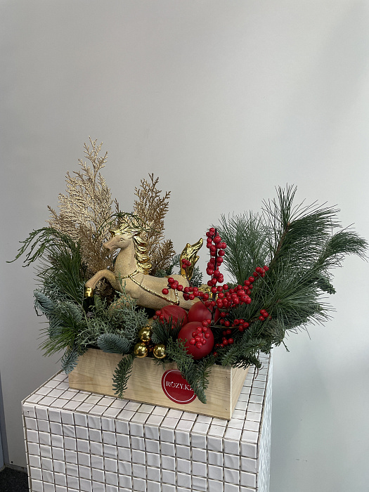 Новогодний декор с золотым оленем и ягодами - купить в Астане с доставкой