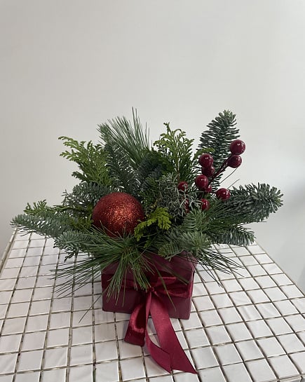 Новогодний букет с нобилисом и красными ягодами с доставкой по Астане