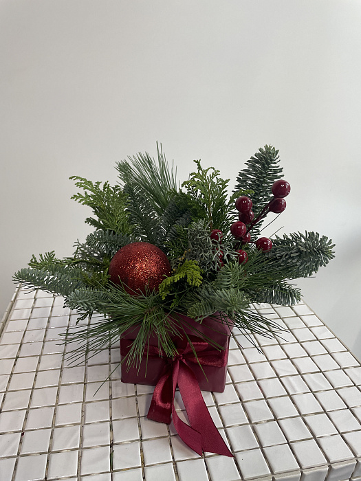 Новогодний букет с нобилисом и красными ягодами - купить в Астане с доставкой