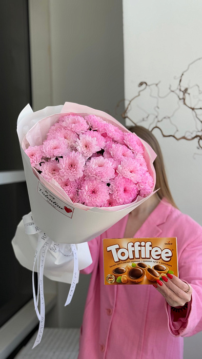 Комбо букет из 5 хризантем и Toffifee