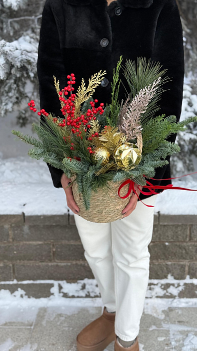 Новогодняя композиция в ротанговой коробке  - купить в Астане с доставкой