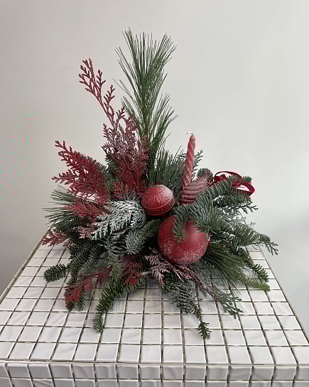 Новогодний букет с нобилисом и красными шарами с доставкой по Астане