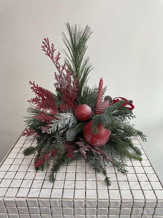 Новогодний букет с нобилисом и красными шарами - купить в Астане с доставкой