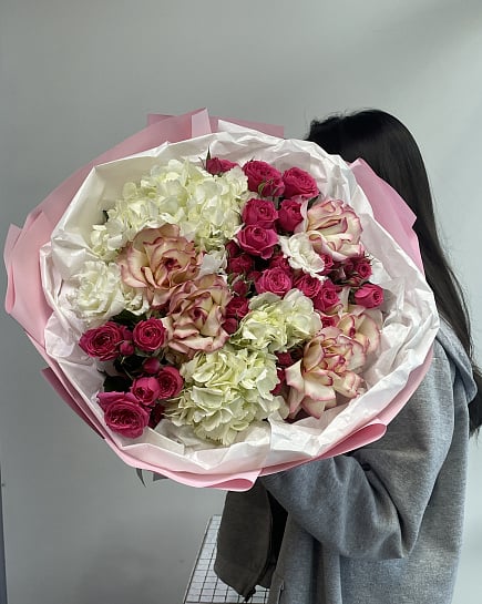 Букет из пионовидных и кустовых роз с гортензией с доставкой по Астане