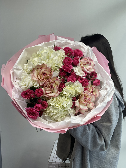 Букет из пионовидных и кустовых роз с гортензией - купить в Астане с доставкой