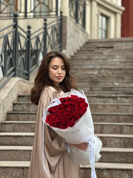 Шикарный моно букет 25 КРАСНЫХ РОЗ