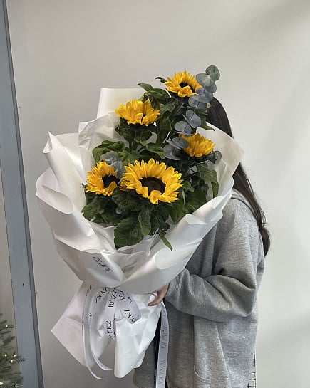 Яркий букет с подсолнухами и эвкалиптом с доставкой по Астане