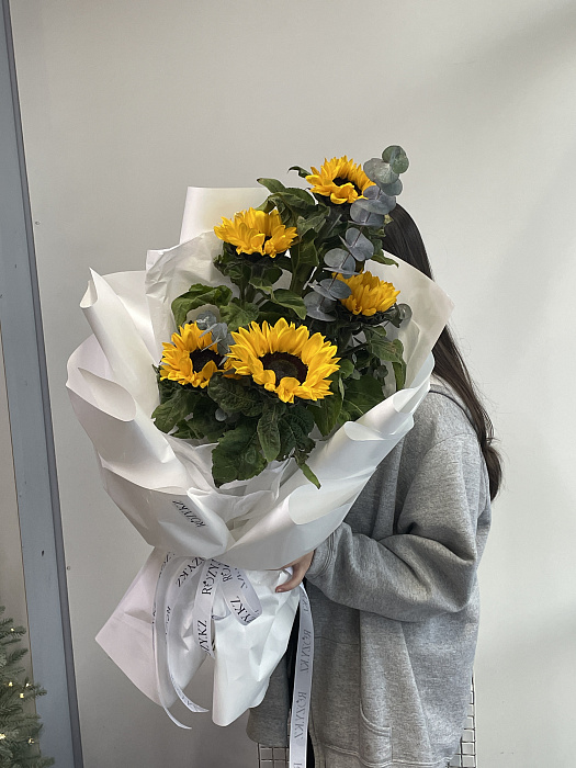 Яркий букет с подсолнухами и эвкалиптом - купить в Астане с доставкой