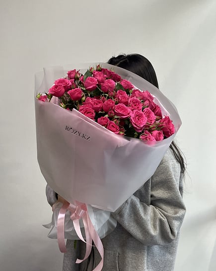 Яркий букет из кустовых роз с доставкой по Астане