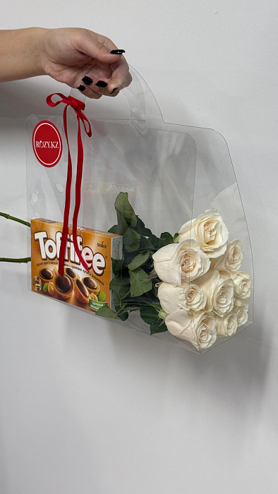 Букет из 9 белых роз с Toffifee 
