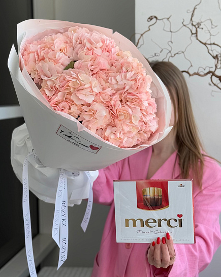 Комбо букет из 5 гортензий и Merci с доставкой по Астане