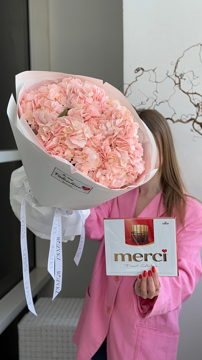 Комбо букет из 5 гортензий и Merci