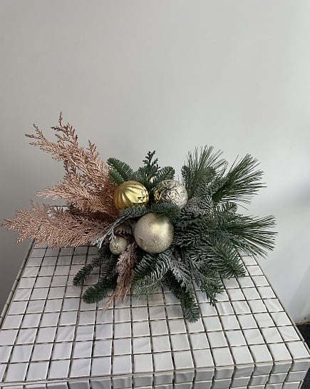 Новогодний декор с шарами и хвоей с доставкой по Астане