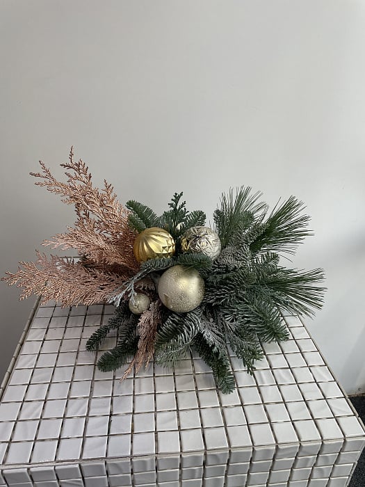 Новогодний декор с шарами и хвоей - купить в Астане с доставкой