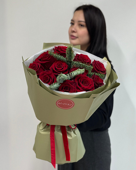 Букет из красных роз и хвои с доставкой по Астане