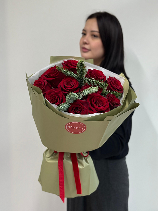 Букет из красных роз и хвои - купить в Астане с доставкой