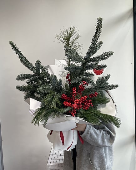 Новогодний букет с нобилисом и илексом с доставкой по Астане