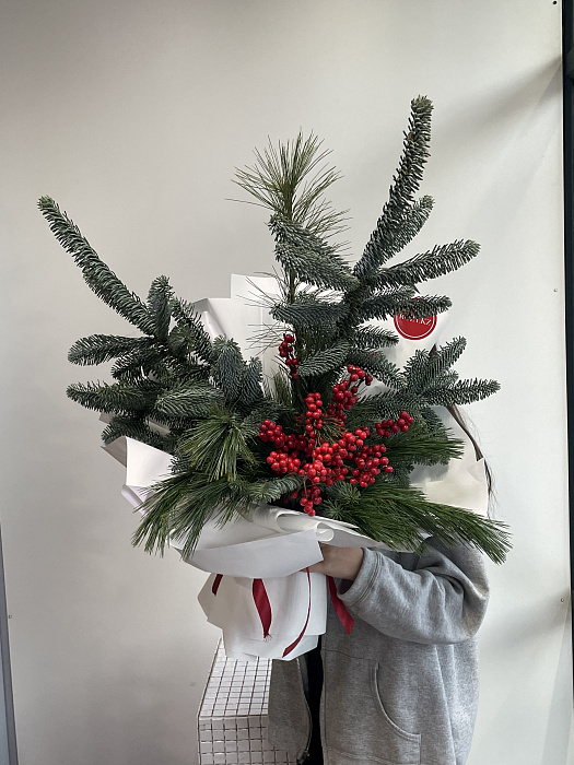 Новогодний букет с нобилисом и илексом - купить в Астане с доставкой