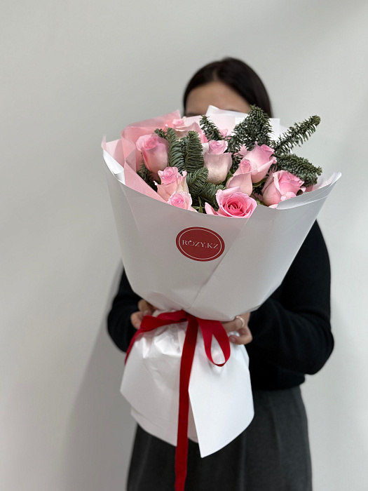 Букет из розовых роз и хвои - купить в Астане с доставкой