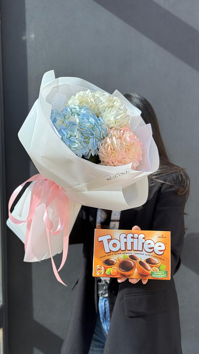 Моно букет с Гортензией и Toffifee 