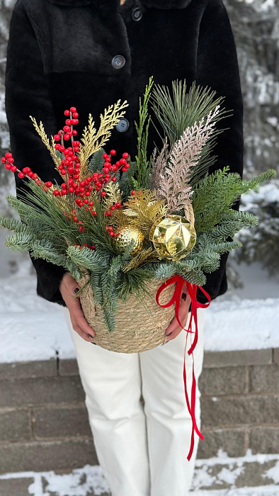 Новогодняя композиция в ротанговой коробке  - купить в Астане с доставкой