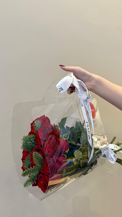 Сумочка из красных роз и хвои - купить в Астане с доставкой