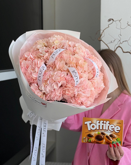 Комбо букет из 9 гортензий и Toffifee с доставкой по Астане