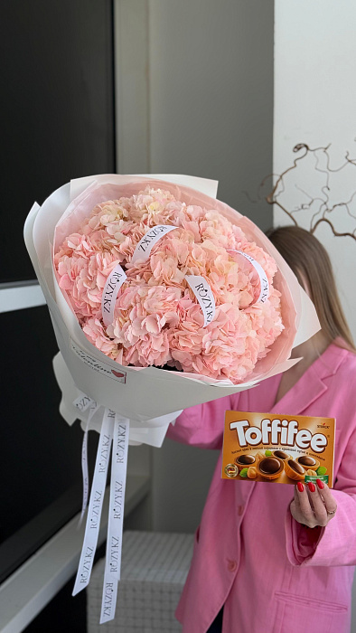 Комбо букет из 9 гортензий и Toffifee
