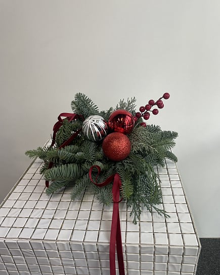 Новогодний букет с красными шарами и гиперикумом с доставкой по Астане