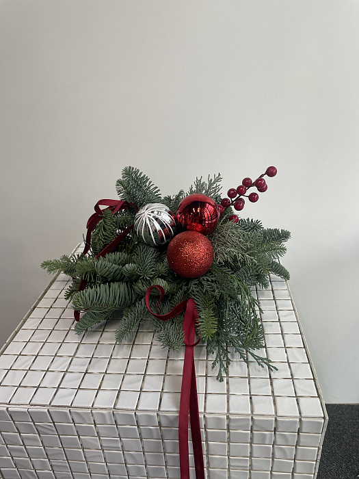 Новогодний букет с красными шарами и гиперикумом - купить в Астане с доставкой