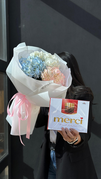Моно букет с Гортензией и merci 