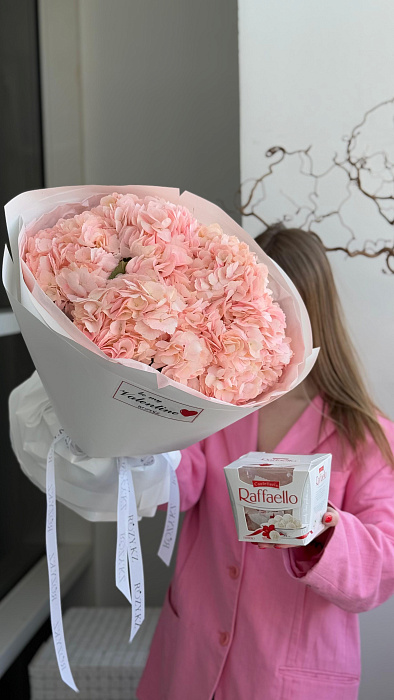 Комбо букет из 5 гортензий и Raffaello