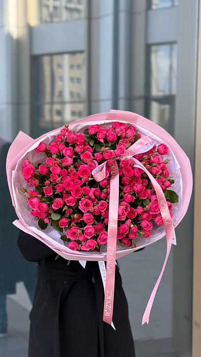 Моно букет из 25 кустовых ярко-розовых роз