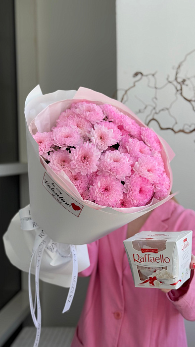 Комбо из 5 хризантем и Raffaello