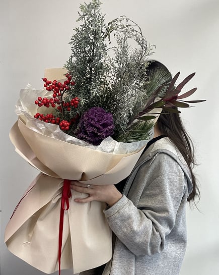 Зимний букет с илексом и нобилисом с доставкой по Астане