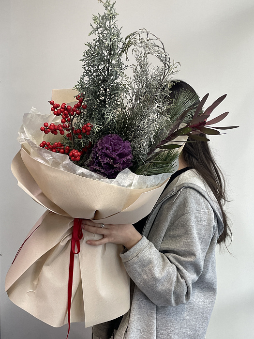 Зимний букет с илексом и нобилисом - купить в Астане с доставкой