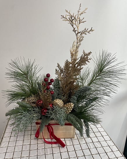 Новогодний букет с гиперикумом и шишками с доставкой по Астане