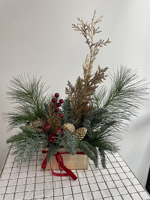 Новогодний букет с гиперикумом и шишками - купить в Астане с доставкой