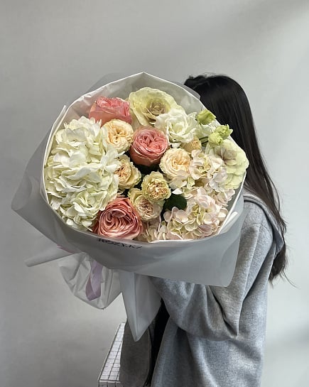 Нежный букет из пионовидных роз и гортензий с доставкой по Астане