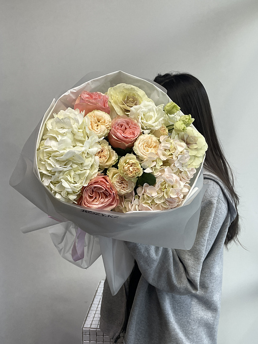 Нежный букет из пионовидных роз и гортензий - купить в Астане с доставкой